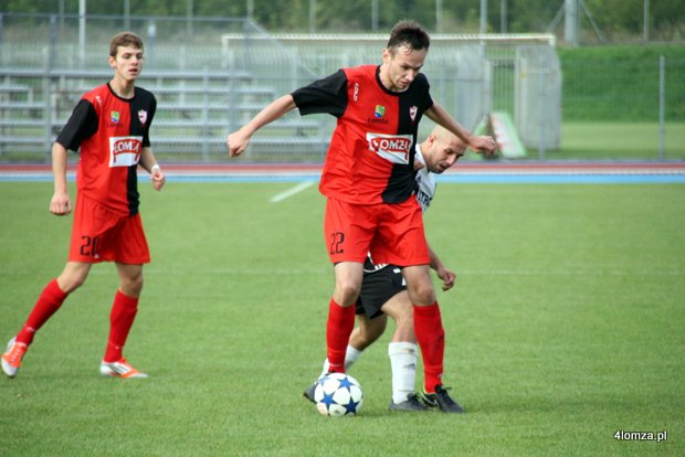 Tomasz Brzozowski (przy piłce) swoim golem zapewnił ŁKS-owi trzy punkty w Grajewie