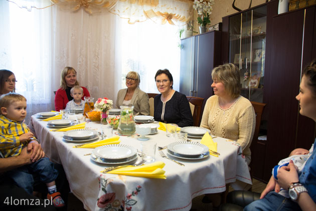 Ewa Zaniewska (koordynator), Bożena Jabłońska (dyrektor Centrum Pieczy Zastępczej), Ewa Kopacz (Premier), Bożena Dąbrowska i 22 letnia wychowanka państwa Dąbrowskich ze swoim dzieckiem