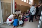 Foto: Dzieci ewakuowane w sali gimnastycznej