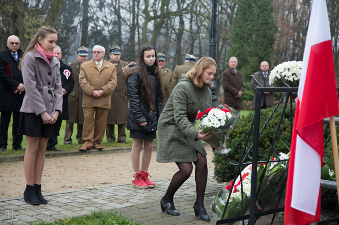 Złożenie kwiatów pod tablicą upamiętniającą Romana Dmowskiego