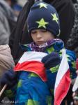 Foto: Chłopiec z biało-czerwoną flagą