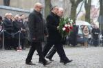Foto: Sławomir Zgrzywa, Czesław Rybicki i Józef Przybylski składają kwiaty w imieniu Stowarzyszenia Wspólnota Polska