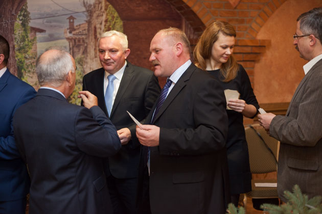 Prezes ŁSOCA Waldemar Górski (w środku) dzieli się opłatkiem