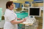 Dr Bożena Florczyk pokazuje głowicę kardiologiczną i USG dla noworodków od WOŚP