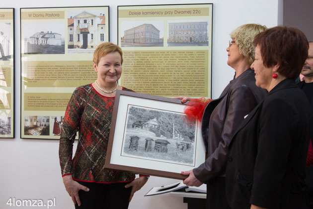 Wiesława Pawlak odbiera pamiątkowy upominek od koleżanek z muzeum