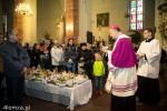 Bp. Stanisław Stefanek święci pokarmy w łomżyńskiej katedrze