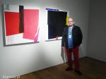 Foto: Przemysław Karwowski na tle swoich obrazów w Mark Rothko Art Centre w Daugavpils