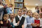 Foto: Basen w bibliotece i wesołe przedszkolaki w Pod...