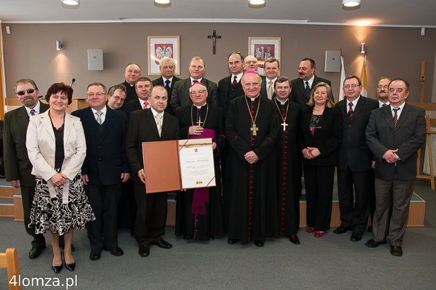 23. kwietnia 2008 r. biskup Tadeusz Zawistowski otrzymał Honorowe Obywatelstwo Powiatu Łomżyńskiego