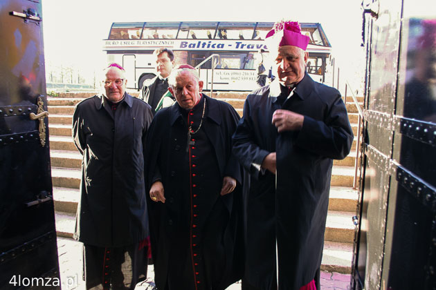 28. października 2005 r. bp Tadeusz Zawistowski podczas jubileuszu 80 lat diecezji w towarzystwie prymasa Józefa Glempa i bpa Stanisława Stefanka