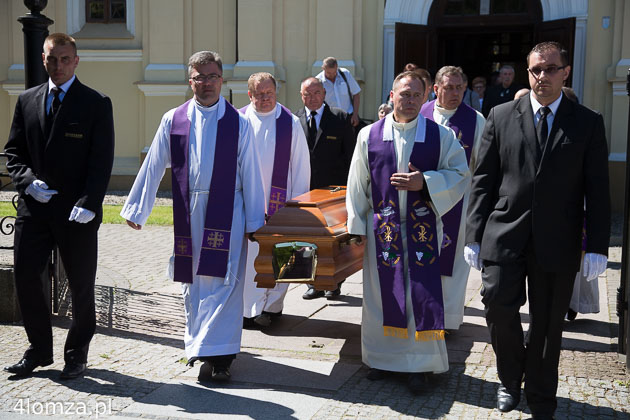 Księża diecezji łomżyńskiej wynoszą trumnę z ciałem biskupa