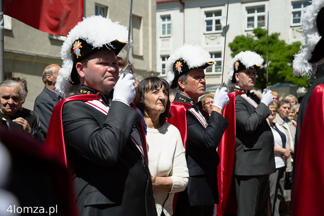 Pożegnanie zmarłego biskupa Tadeusza Zawistowskiego przed katedrą na drogę do rodzinnego Sztabina