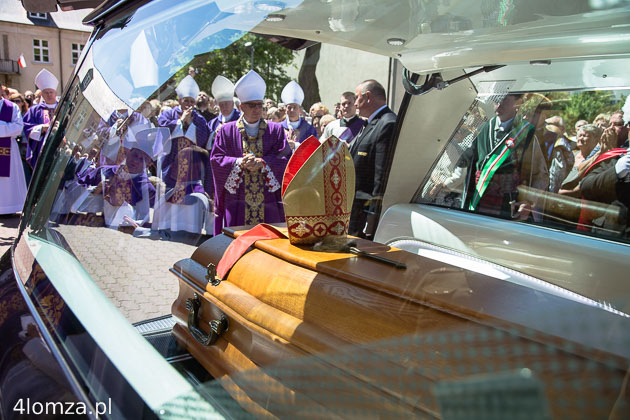 Pożegnanie zmarłego biskupa Tadeusza Zawistowskiego przed katedrą na drogę do rodzinnego Sztabina