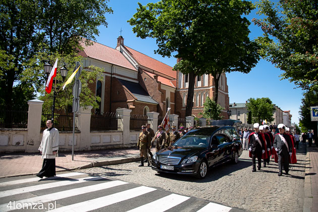 Pożegnanie zmarłego biskupa Tadeusza Zawistowskiego przed katedrą na drogę do rodzinnego Sztabina
