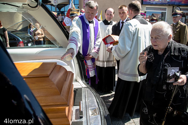 Pożegnanie zmarłego biskupa Tadeusza Zawistowskiego pod Ratuszem na drogę do rodzinnego Sztabina