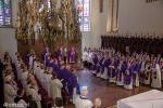 Foto: Arcybiskupi, biskupi i księża podczas uroczystej Mszy Świętej w intencji zmarłego