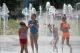 Dzieci bawiące się w fontannie (fot. archiwum)