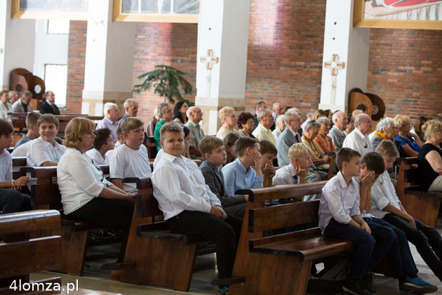 Dzieci podczas uroczystości rocznicy 17. września '39 w Sanktuarium Miłosierdzia Bożego w Łomży