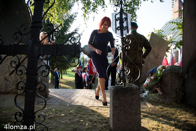 Bernadeta Krynicka, przewodnicząca Rady Miasta Łomża stawia znicz przed Pomnikiem Sybiraków