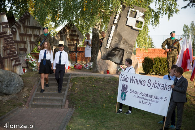 Młodzież i dzieci przed Pomnikiem Sybiraków w Łomży