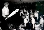 Dyr. Teresa Karwowska podczas uroczystości pasowania na ucznia - wrzesień 1984 (fot. archiwum szkolne)