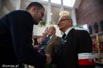Foto: Adam Frąckiewicz otrzymał medal opiekuna miejsc pamięci narodowej z rąk prezydenta Łomży Mariusza Chrzanowskiego