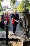 Foto: Lech Antoni Kołakowski, poseł na Sejm RP, stawia znicz przed Pomnikiem Sybiraków