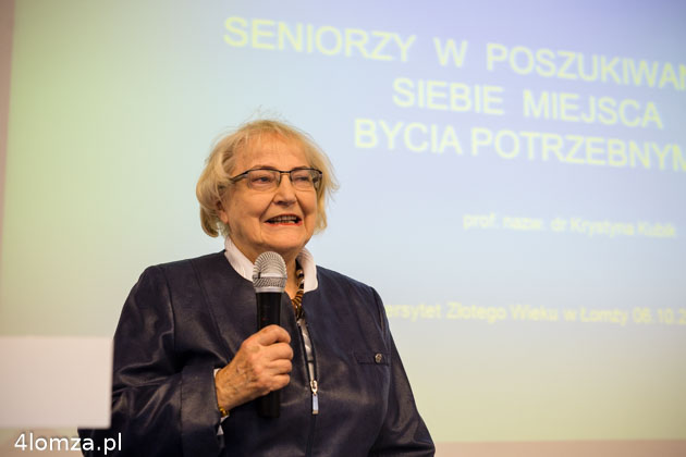 Dr Krystyna Kubik wygłasza wykład inaugurujący UZW