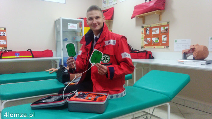 Patryk Wityński z defibrylatorem AED