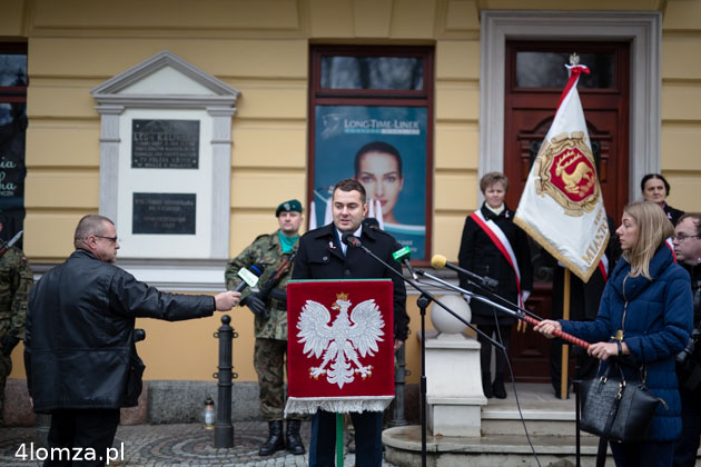 Prezydent Mariusz Chrzanowski przed tablicą ku czci Leona Kaliwody