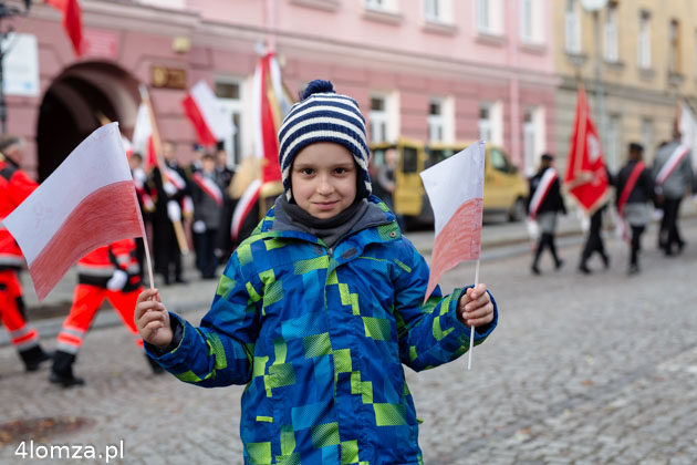 Chłopiec z własnoręcznie wykonanymi flagami