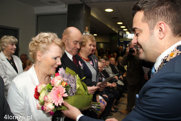 Prezydent Łomży Mariusz Chrzanowski wręcza kwiaty jubilatom (fot. Łukasz Czech)