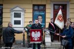 Foto: Prezydent Mariusz Chrzanowski przed tablicą ku czci Leona Kaliwody