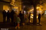 Foto: Ewakuowani mieszkańcy czekają na zakończenie akcji, ul. Długa