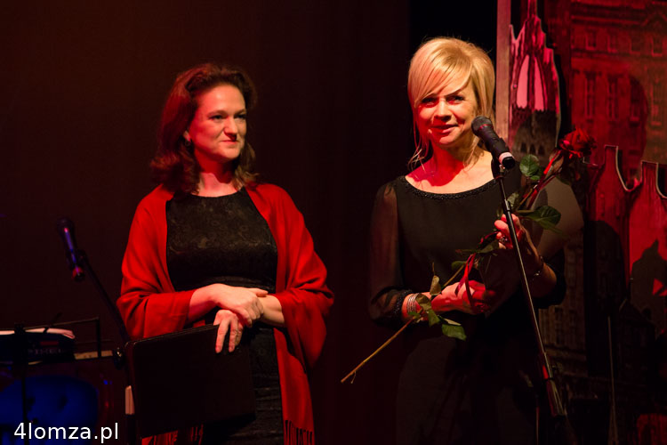 Renata Igielska dziękuje za nagrodę, obok Ewa Sznejder