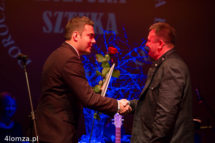 Prezydent Łomży Mariusz Chrzanowski wręcza nagrodę Mirosławowi Dziewa