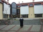 s. Magdalena OSB przed Centrum Dialogu im. Jana Pawła II w Toruniu znajdującym się przy WSD, gdzie odbyło się sympozjum