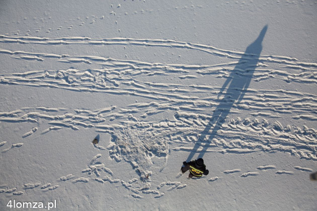 Miejsce skoku, widać ślady czołgania się po lodzie i ślady służb ratunkowych