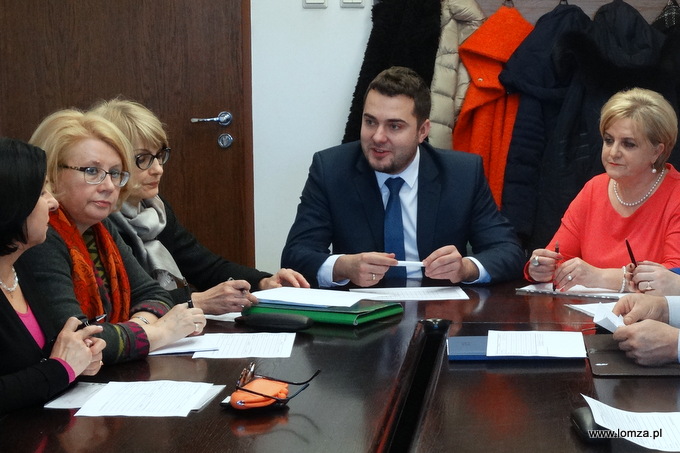 Prezydent Łomży Mariusz Chrzanowski w trakcie spotkania z dyrektorami miejskich przedszkoli i szkół podstawowych (fot. UM Łomża)