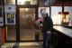 Jacek Chrościński zdejmuje plakat filmu "Pitbull"