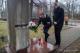 Szczepan Barszczewski składa kwiaty pod pomnikiem AK w Łomży