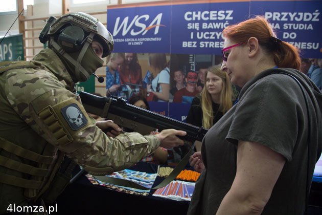 Studenci WSA w Łomży przed swoim stoiskiem