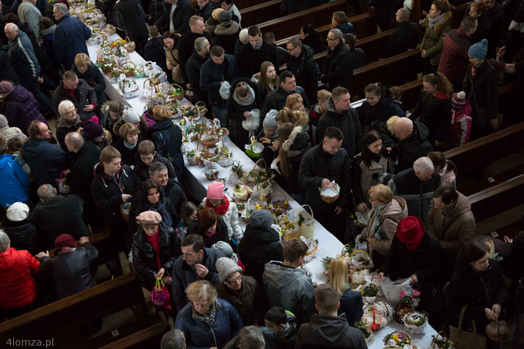 Święcenie pokarmów w kościele Krzyża Świętego w Łomży