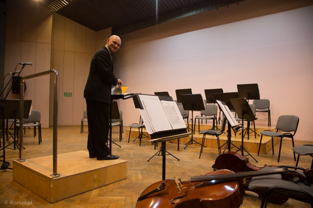 Mateusz Goc, współautor tekstu piosenki niespodzianki dla biskupa i muzyk filharmonii w Łomży