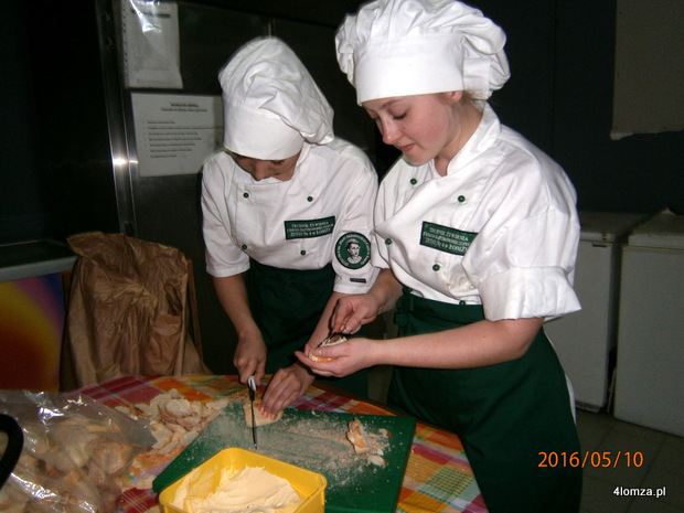 Przygotowanie przekąsek - Paulina Krajewska i Paulina Cwalina