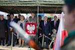 Foto: Uroczystości pod pomnikiem  33 Pułku Piechoty przy Warsztatach Technicznych Łomża, gości powitał dowódca mjr Krzysztof Rabek