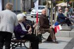 Foto: Mieszkańcy w flagami na Starym Rynku
