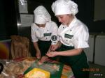 Foto: Przygotowanie przekąsek - Paulina Krajewska i Paulina Cwalina