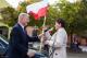 Poseł na Sejm RP Lech Antoni Kołakowski tradycyjnie już rozdawał flagi na Starym Rynku