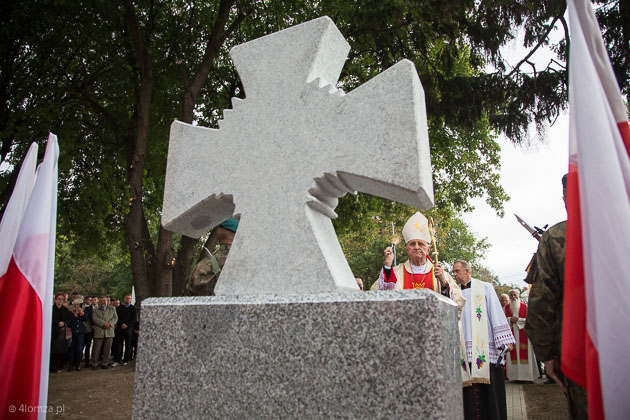 Bp. Stanisław Stefanek święci pomnik NSZ w Łomży